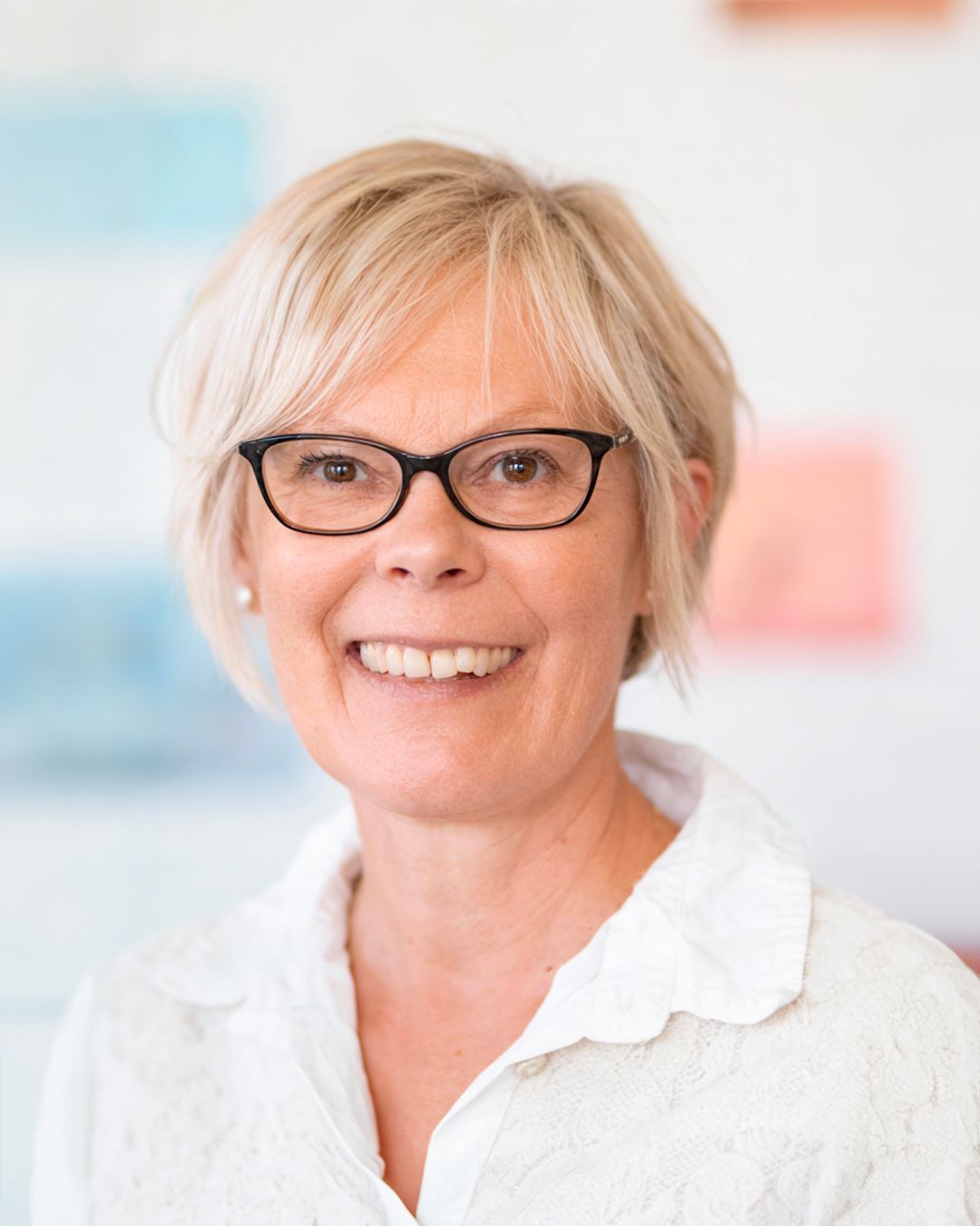 Portrait souriant de Patricia Faivre-Chalon, praticienne en auriculothérapie laser à Évian-les-Bains.